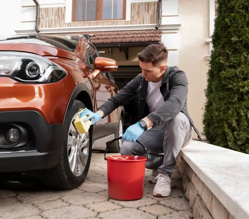 Lavage auto à domicile Saint-Sauveur-des-Landes : professionnel intervenant sur un véhicule